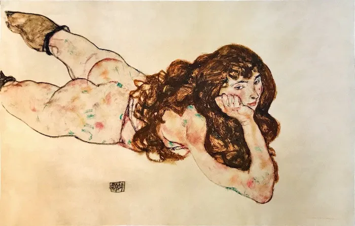 "Лежащая на животе модель"