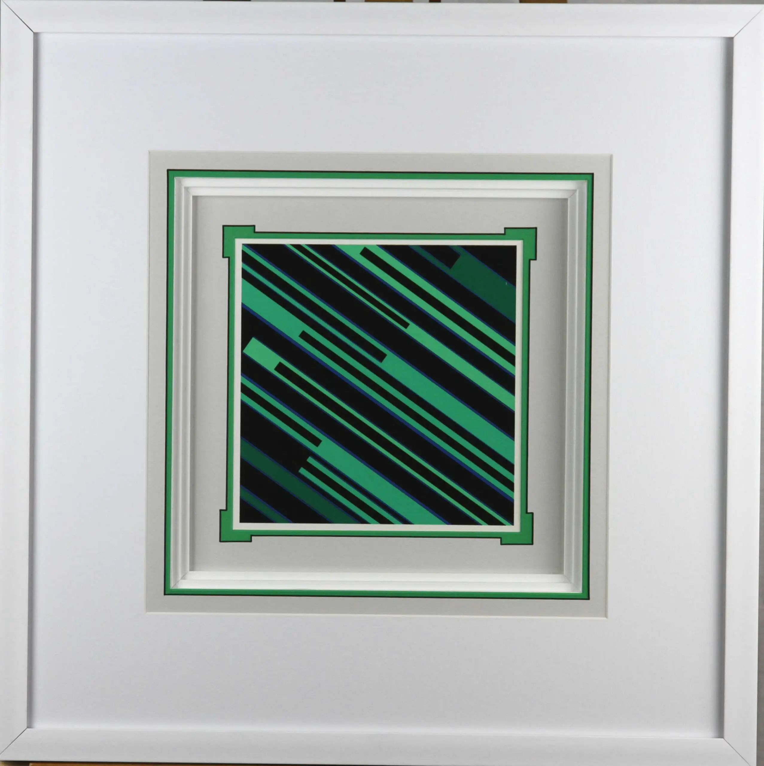 Темно-зеленая диагональ